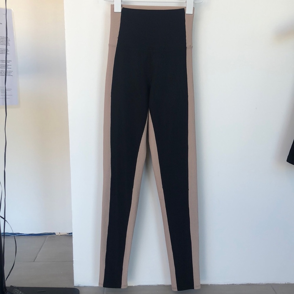 BeachRiot full length ribbed texture legging with split colored design.